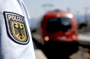 bpol_koblenz's tweet photo. Mit dem #Wohnmobil bei #Pohlheim über einen bereits geschlossenen #Bahn​übergang; Zug wurde zur Schnellbremsung gezwungen. #Bundespolizei sucht #Zeuge​n *pd 
 https://t.co/vIlCws9bcJ https://t.co/yXvkNQOxfi