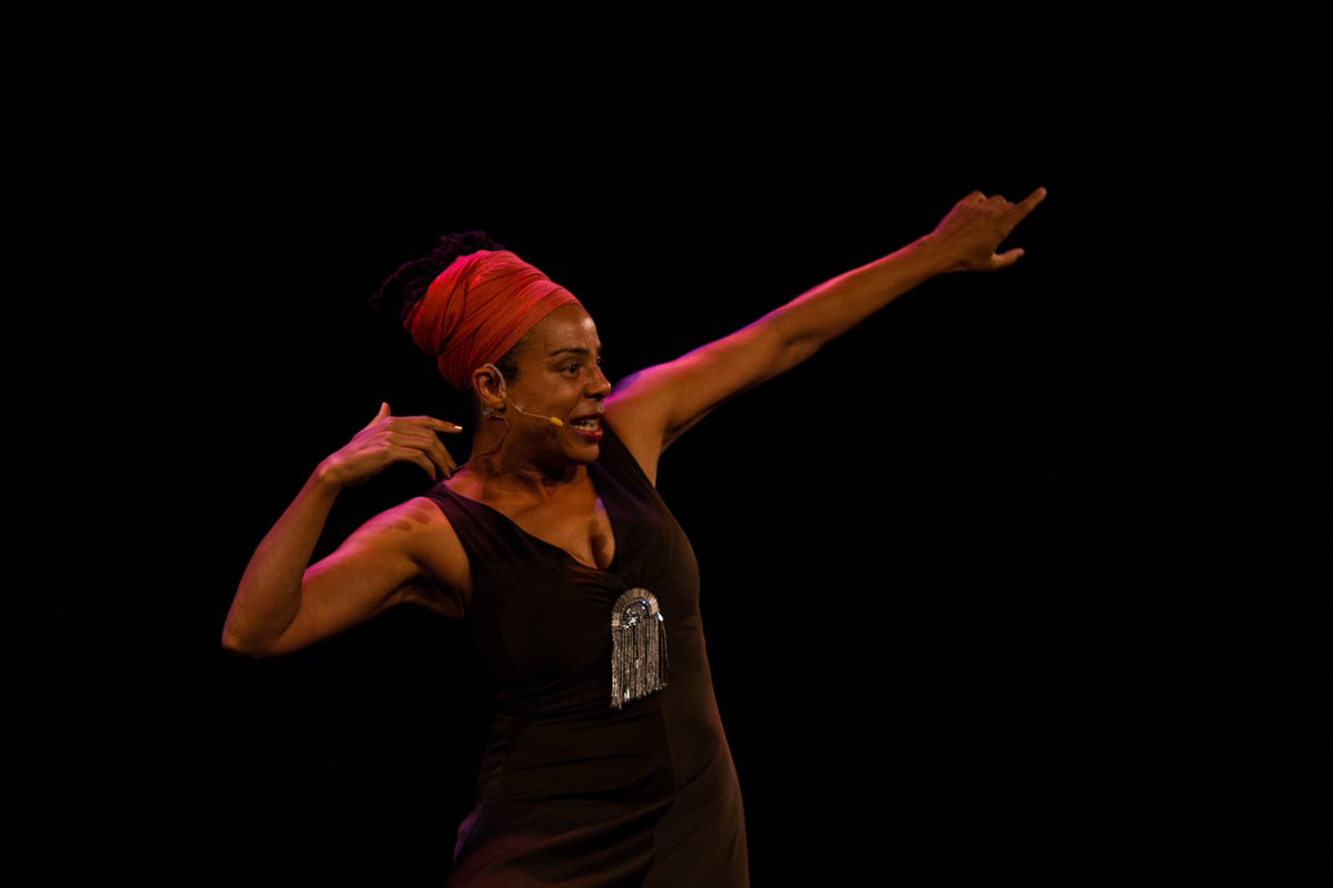 HouseofPainT's tweet photo. The Queen of Poetry
@semayatavon
#HoP2018
#SOLDOUTshows
#Sheiseloquent
@Sheisbrilliant https://t.co/03VfmpRn4x