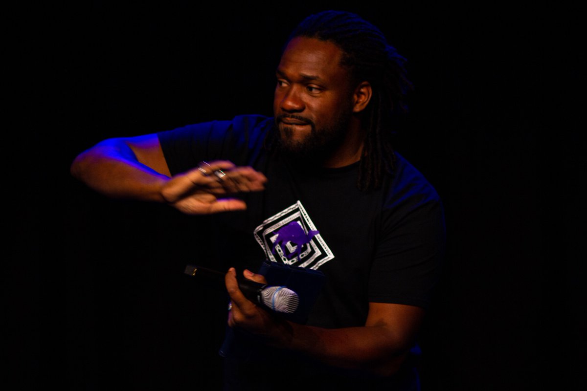 HouseofPainT's tweet photo. HOSTING the #SOLDOUT @OG500PoetrySlam
@JustJamaalPoet with @JohnAkpata
#HoP2018 https://t.co/o4BauYT4ym