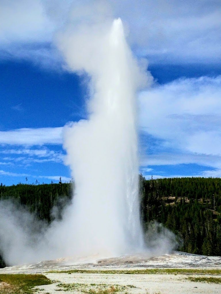 TheFalseForest's tweet photo. Yellowstone Old Faithful geyser https://t.co/Ub5EjxcJs8
