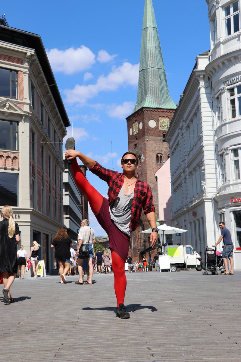 iseeyourlegs_'s tweet photo. Street acrobatics with Jonas 🏆
•
“I am a Danish male gymnast
< Every now and then I use tights 😉 >”
•
To wear I SEE YOUR LEGS legwear, purchase your RED ones via the link in our bio 🇮🇹 🇩🇰
•
Share your legwear looks via #ISEEYOURLEGS, #DARETOBESEEN ⚜️📸🏆 https://t.co/YWQhd4IVNr