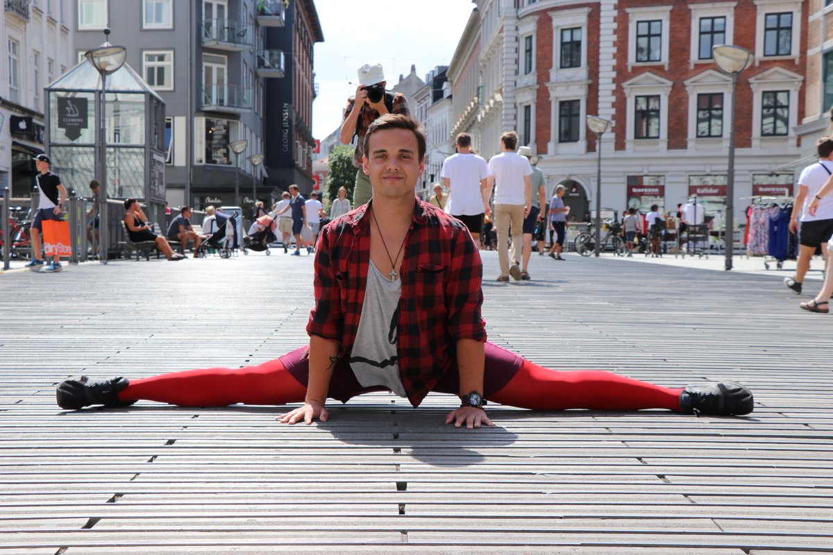 iseeyourlegs_'s tweet photo. Street acrobatics with Jonas 🏆
•
“I am a Danish male gymnast
< Every now and then I use tights 😉 >”
•
To wear I SEE YOUR LEGS legwear, purchase your RED ones via the link in our bio 🇮🇹 🇩🇰
•
Share your legwear looks via #ISEEYOURLEGS, #DARETOBESEEN ⚜️📸🏆 https://t.co/YWQhd4IVNr