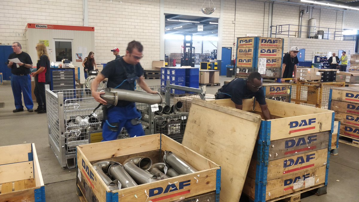 BoschJanneke's tweet image. Johnny en Ali werken met een exoskelet via #Ergon bij @DAFTrucksNV Een primeur! Straks @Studio040