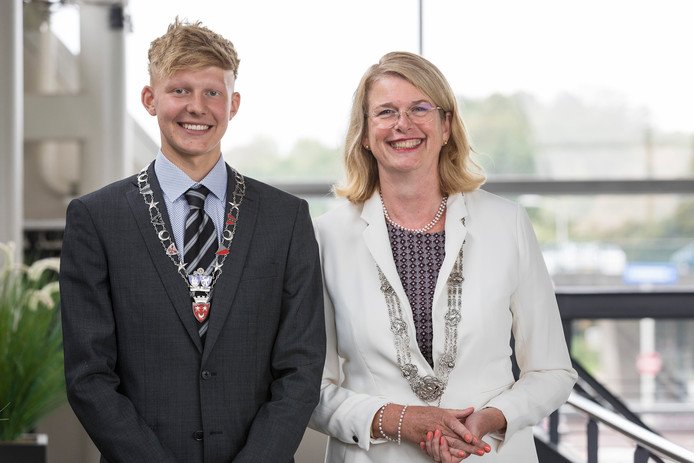 ‘Onze’ Ties Brink nw burgemeester van @Madurodam! Gefeliciteerd Ties, met dit mooie ambt! We zijn heel trots op je en weten dat je hier een hele mooie en zinvolle invulling aan zult geven! facebook.com/alopeciavereni… #Alopecia #burgemeester  Foto ©Madurodam - AD.nl