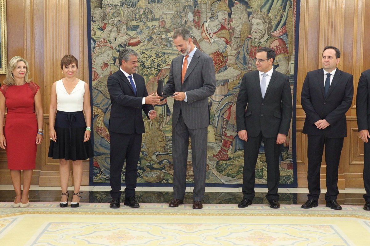 CasaReal's tweet photo. El Rey se reunió en el Palacio de la Zarzuela con una representación de la Universidad de Almer��a con motivo de su 25º aniversario. @ualmeria https://t.co/lurTb5ao2m https://t.co/8Yv5IRW8iK