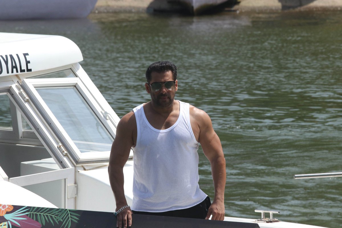 LehrenNetworks's tweet photo. #SalmanKhan #BiggBoss12 #LatestBollywoodNews #LehrenBollywood #BollywoodNews2018 #Lehren #30YearsOfLehren
Goa diaries: Salman Khan at the launch of the Television show Bigg Boss 12
Stay tuned to: https://t.co/C1LPiZpHo8
@BeingSalmanKhan @BiggBoss https://t.co/WJPziwTviS