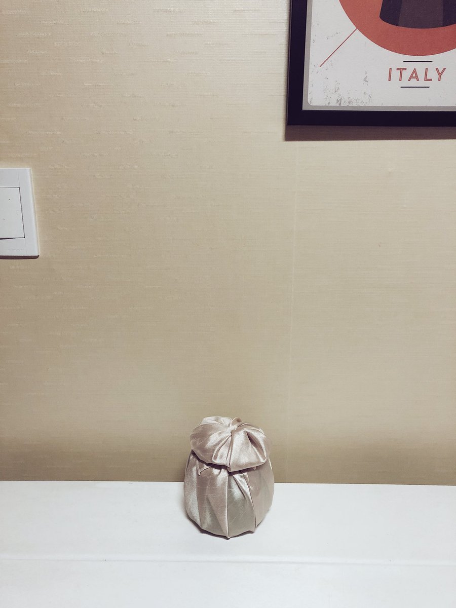 dalcat_aimee's tweet photo. 어제와 다르게 맑은 날이었다. 달타냥이 담긴 종이관에 츄르를 조금 짜주고 평소 먹던 건사료에 캣그라스를 듬뿍 뿌려줬다. 약 3시간 반의 장례절차를 마친 후 유골함에 담긴 달타냥을 들고 집으로 돌아왔다. 어디에 뿌릴지 아직 모르겠다. 장례사님의 세세한 배려 덕분에 마음이 한결 편안해졌다. https://t.co/GizOps5EYt