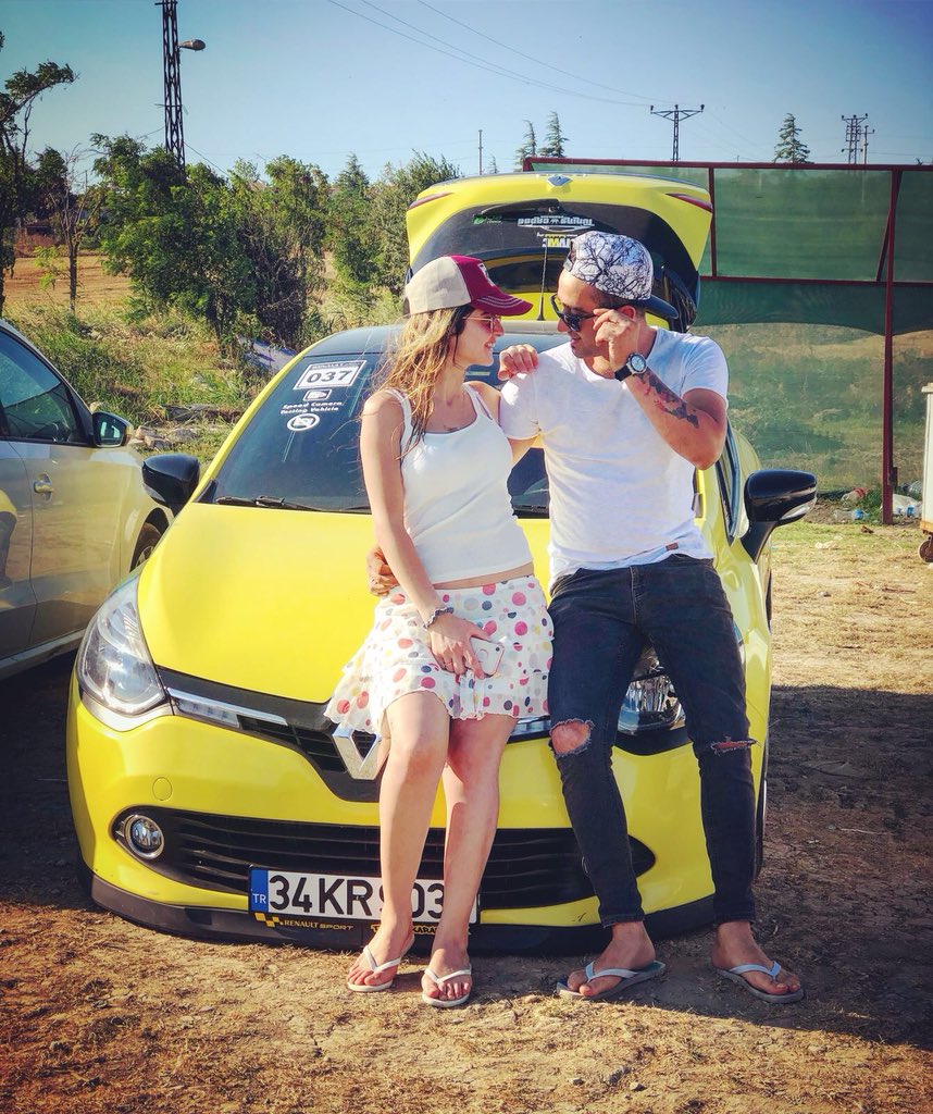 Görünce aşık oldum o güzel gözlerine...