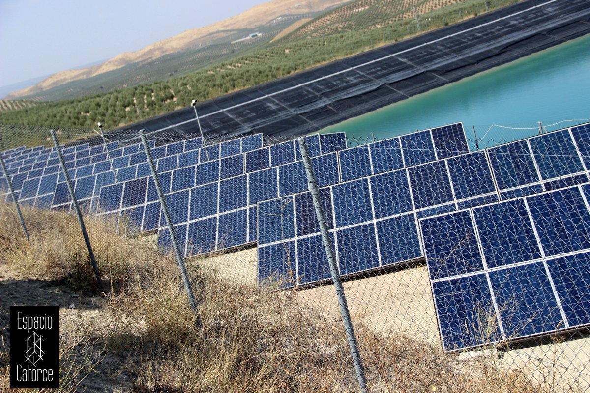 CatorceEspacio's tweet photo. Visitamos #Larva para ver el estado de la instalación fotovoltaica para bombeo de riego en olivar de 1.200 hectáreas. Un trabajo en el que se ha desarrollado una reparación del talud norte en la balsa de regadío, que cuenta con una capacidad de 400 metros cúbicos. https://t.co/MYTF1X9el8