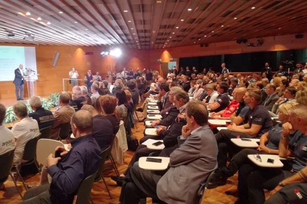 RegioneER's tweet photo. Esplosione #borgopanigale, l'OMAGGIO DI #Bologna E DELL'EMILIA-ROMAGNA A TUTTI I SOCCORRITORI: GRAZIE. Riconoscimenti di @RegioneER, Comune di Bologna e Prefettura. #AngelidelBorgo https://t.co/eN7AvA5qN5 https://t.co/4m5jtSwQoV