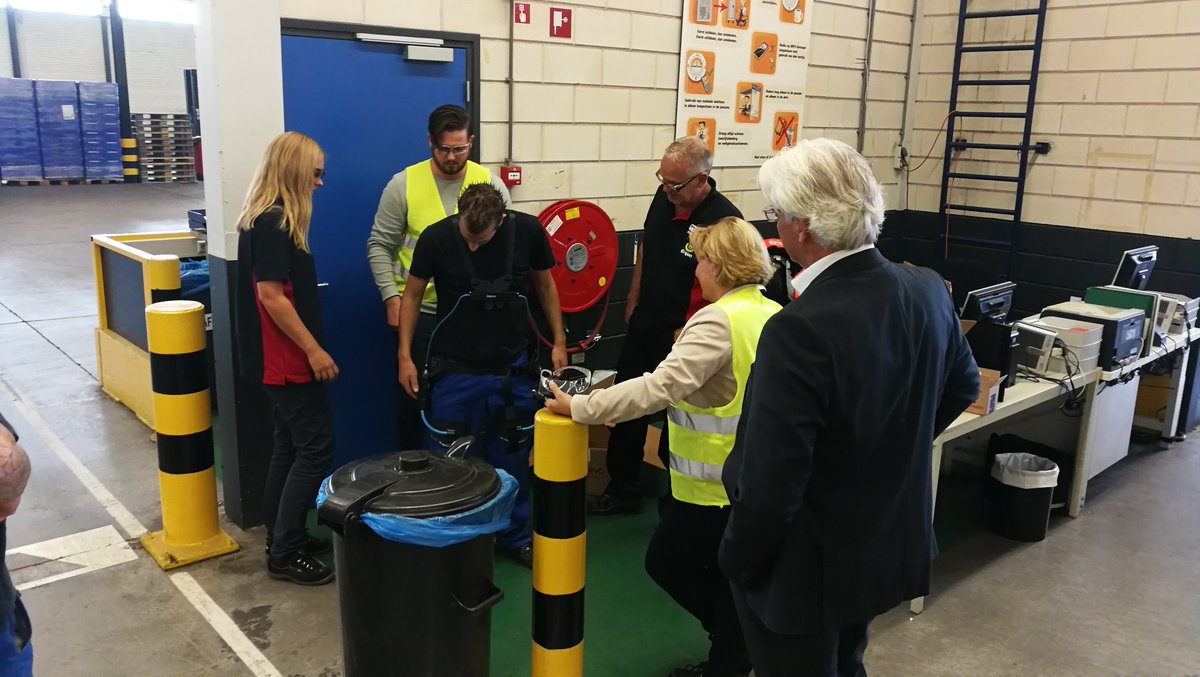 Instructies aan onze medewerkers bij #DAF van de nieuwe en zeer innovatie #Exoskeletten. Nieuw wondermiddel dat rugklachten gaat verminderen en medewerkers happier houdt in hun baan! #blijvenInnoveren