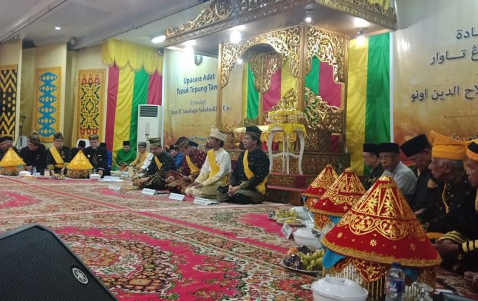 suaragagap's tweet photo. Sandiaga Uno Disambut Adat Melayu dan Duduk Berdampingan Dengan Ustadz Abdul Somad di Balai Adat Melayu.
#2019GantiPresiden
#2019PrabowoSandi https://t.co/6SqQQtoqxQ