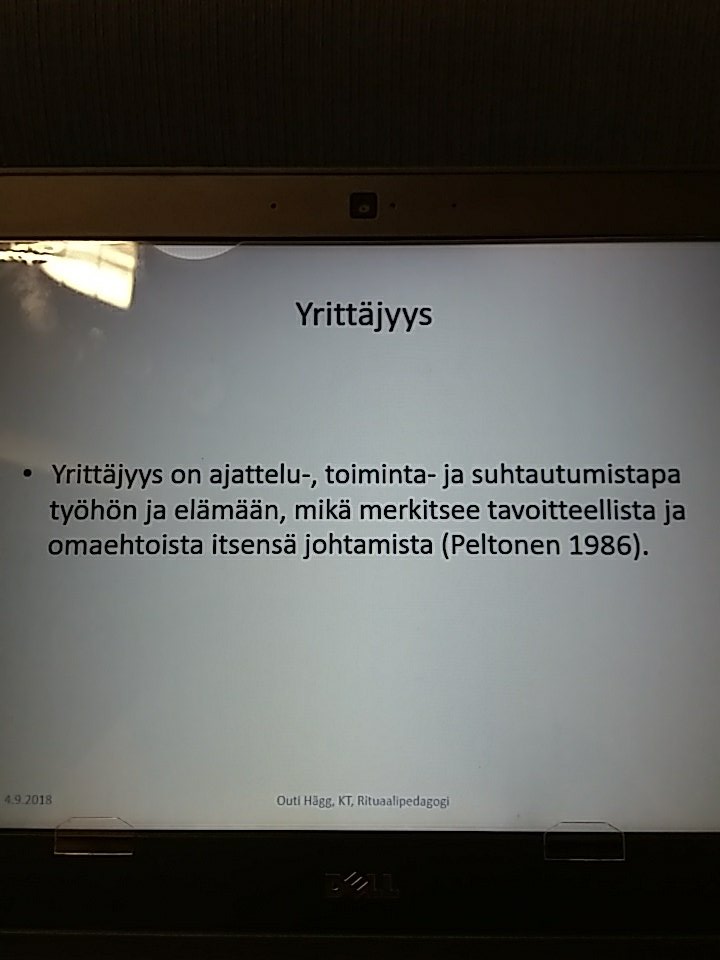Oppimisessa tarvitaan #lukutaito a. Opettaja yrittäjyyden luotsina Outi Hägg "yrittäjyys on kuin hengitys"