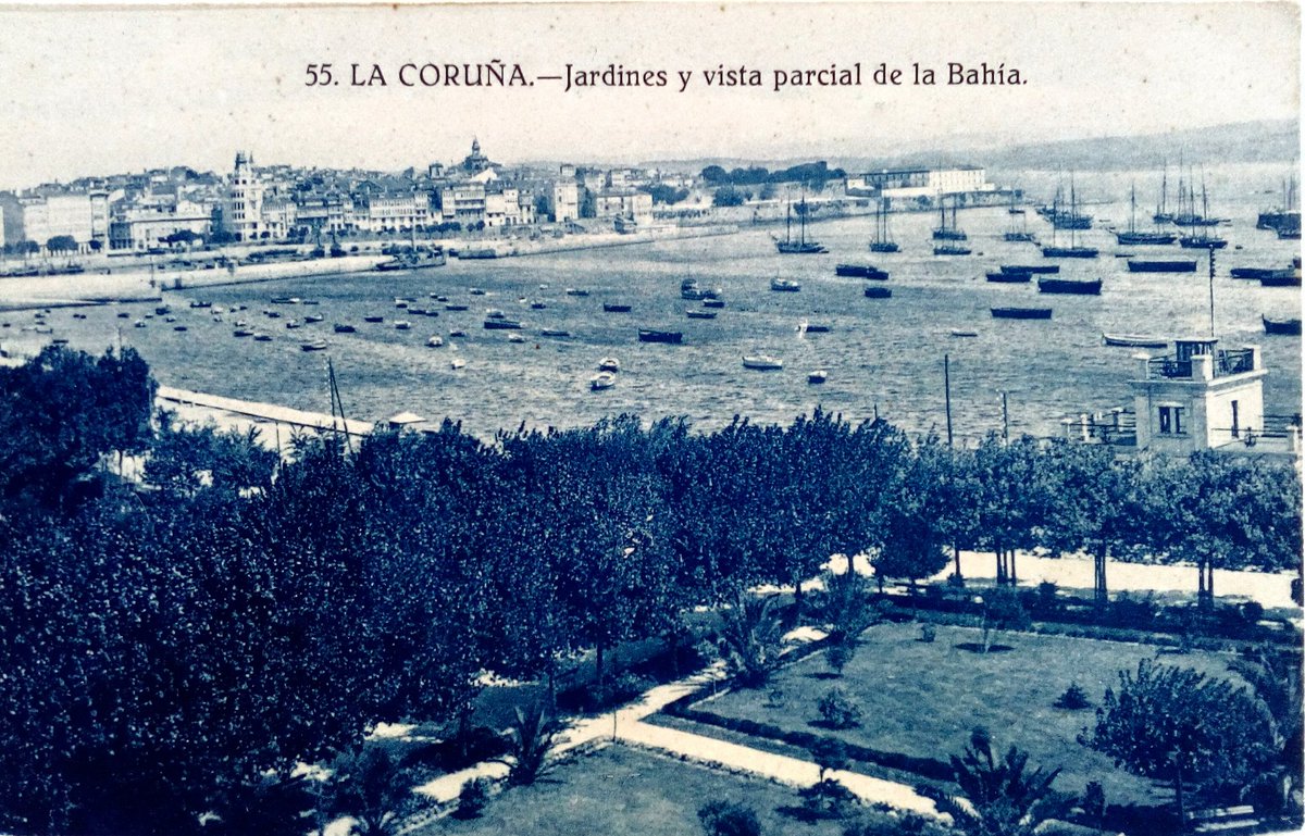 AnoroCoruna's tweet photo. A baía vista desde os xardíns de Méndez Núñez polos anos vinte. No porto vese á dereita da imaxe a estación da Sociedade Oceanográfica, o primeiro observatorio meteorolóxico e de axuda á navegación co que contou a cidade que foi o máis importante da provincia da Coruña. https://t.co/M8zIehMs6k