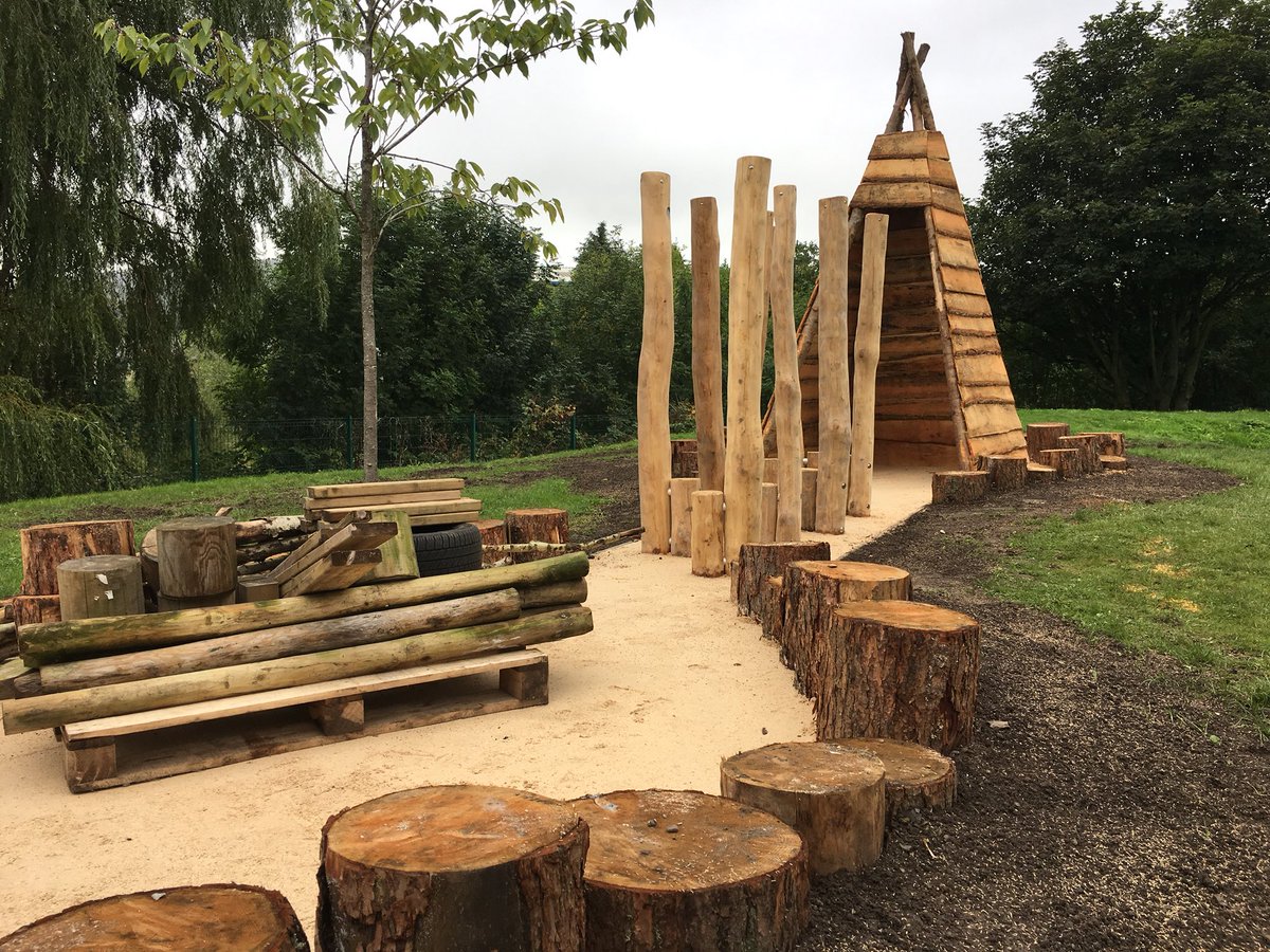 PlayScapeEng's tweet photo. Rustic Shelter time and a whole load of creative play opportunities @apiplay #ChooseLandscape @talklandscape @QAEducation #creativePlay #forestschool https://t.co/SARle54xFL
