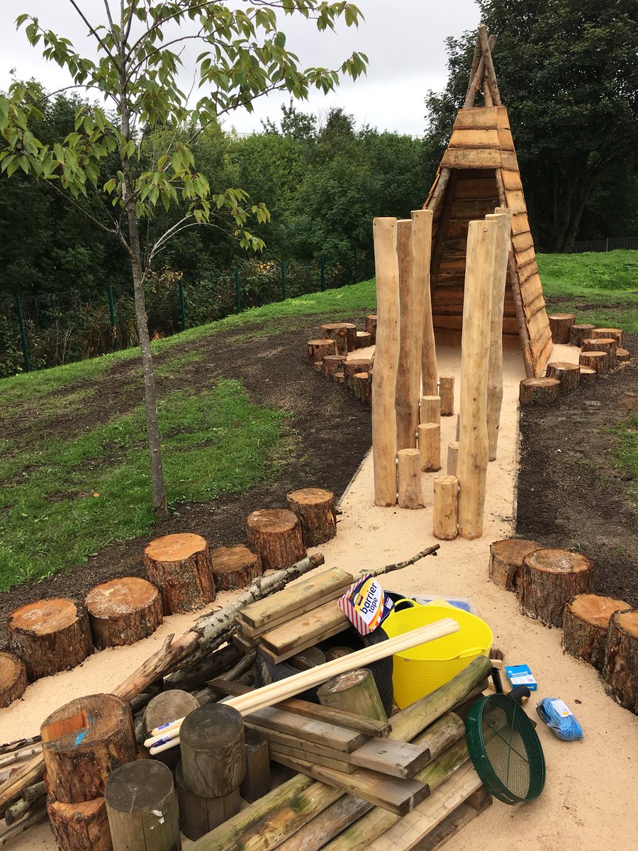 PlayScapeEng's tweet photo. Rustic Shelter time and a whole load of creative play opportunities @apiplay #ChooseLandscape @talklandscape @QAEducation #creativePlay #forestschool https://t.co/SARle54xFL