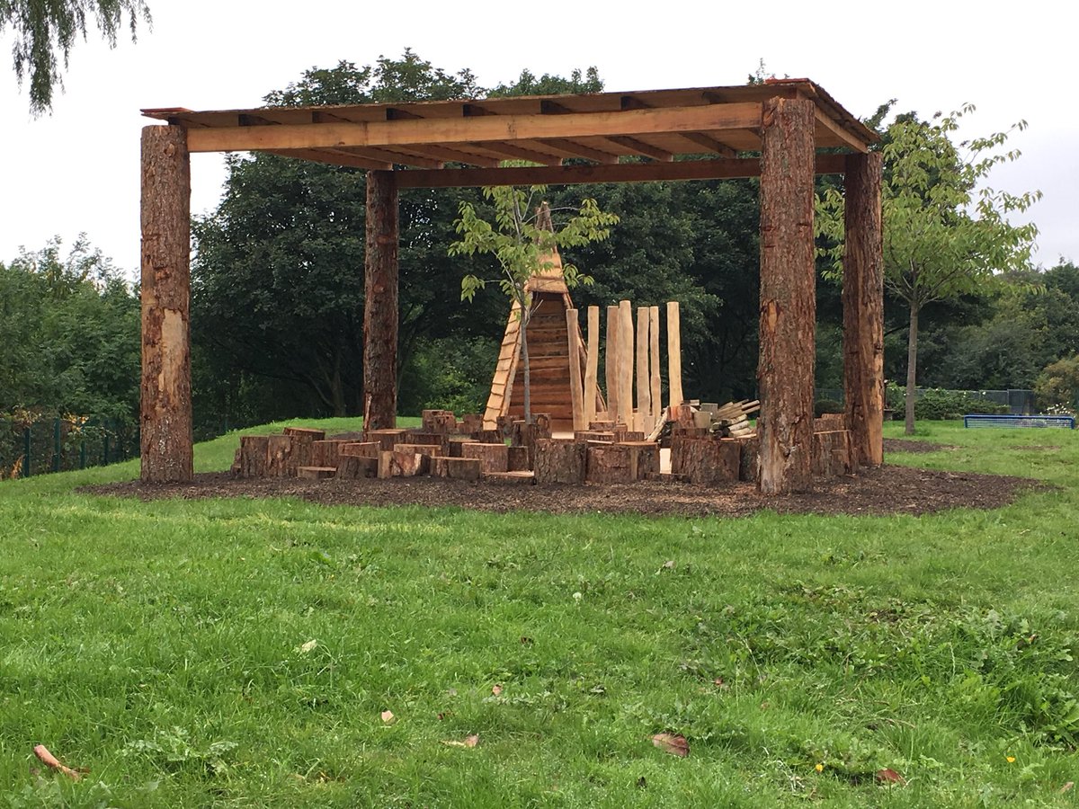 PlayScapeEng's tweet photo. Rustic Shelter time and a whole load of creative play opportunities @apiplay #ChooseLandscape @talklandscape @QAEducation #creativePlay #forestschool https://t.co/SARle54xFL