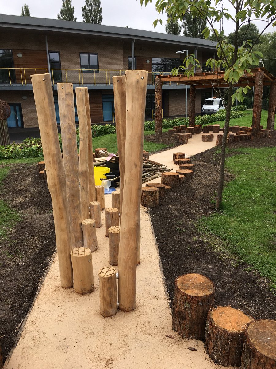 PlayScapeEng's tweet photo. Rustic Shelter time and a whole load of creative play opportunities @apiplay #ChooseLandscape @talklandscape @QAEducation #creativePlay #forestschool https://t.co/SARle54xFL