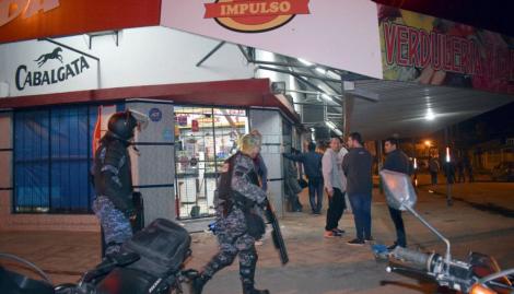 todonoticias's tweet photo. Un ataque a un supermercado de Sáenz Peña, en Chaco, terminó a los tiros y con un chico de 13 años muerto https://t.co/vBhqLH3CVG https://t.co/271qvda4Ee