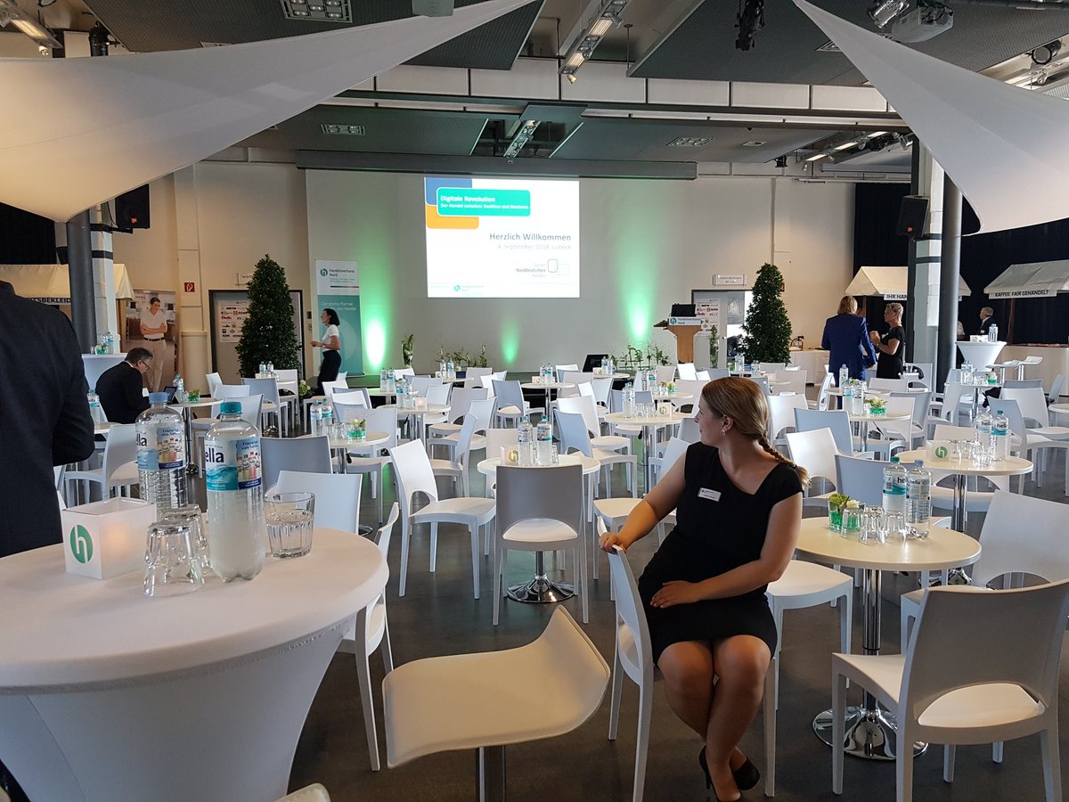 hvnord's tweet photo. Tag des Norddeutschen Handels 2018 in den MediaDocks in Lübeck: Gleich geht's los. Thema: Der Handel zwischen Tradition und Moderne. Wir freuen uns auf zahlreiche Gäste! #TNH2018 https://t.co/VVoNBVZl7C