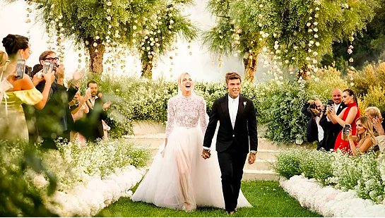 soylanoviacl's tweet photo. El matrimonio de los #Ferragnez fue sacado de un cuento, pero uno moderno, donde la fiesta fue al estilo del Festival Coachella y donde el vestido final fue uno cortísimo 💕💕💕 Revisa todos los detalles de alto impacto que tuvo este matri en el blog! https://t.co/9nOz7hngr2 https://t.co/hsB2wFCwp3