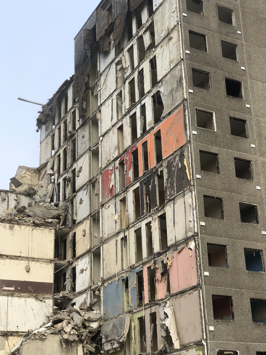 SmillieAndy's tweet image. Funny how people have completely different tastes in decor. #demoguys #Cumbernauld