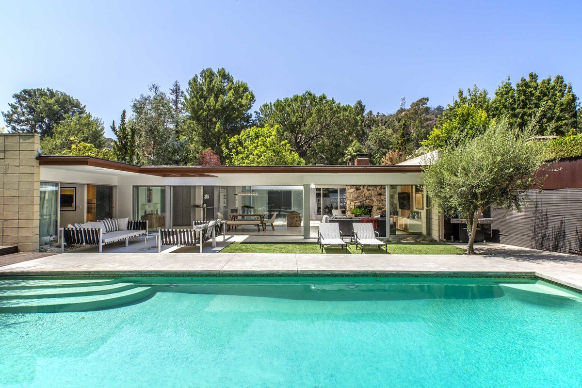 goinhaus's tweet image. Fifty Shades of Grey Star Jamie Dornan's Gorgeous Glass L.A Home Is Up for Grabs for $3.2 Million buff.ly/2PFG0Sh