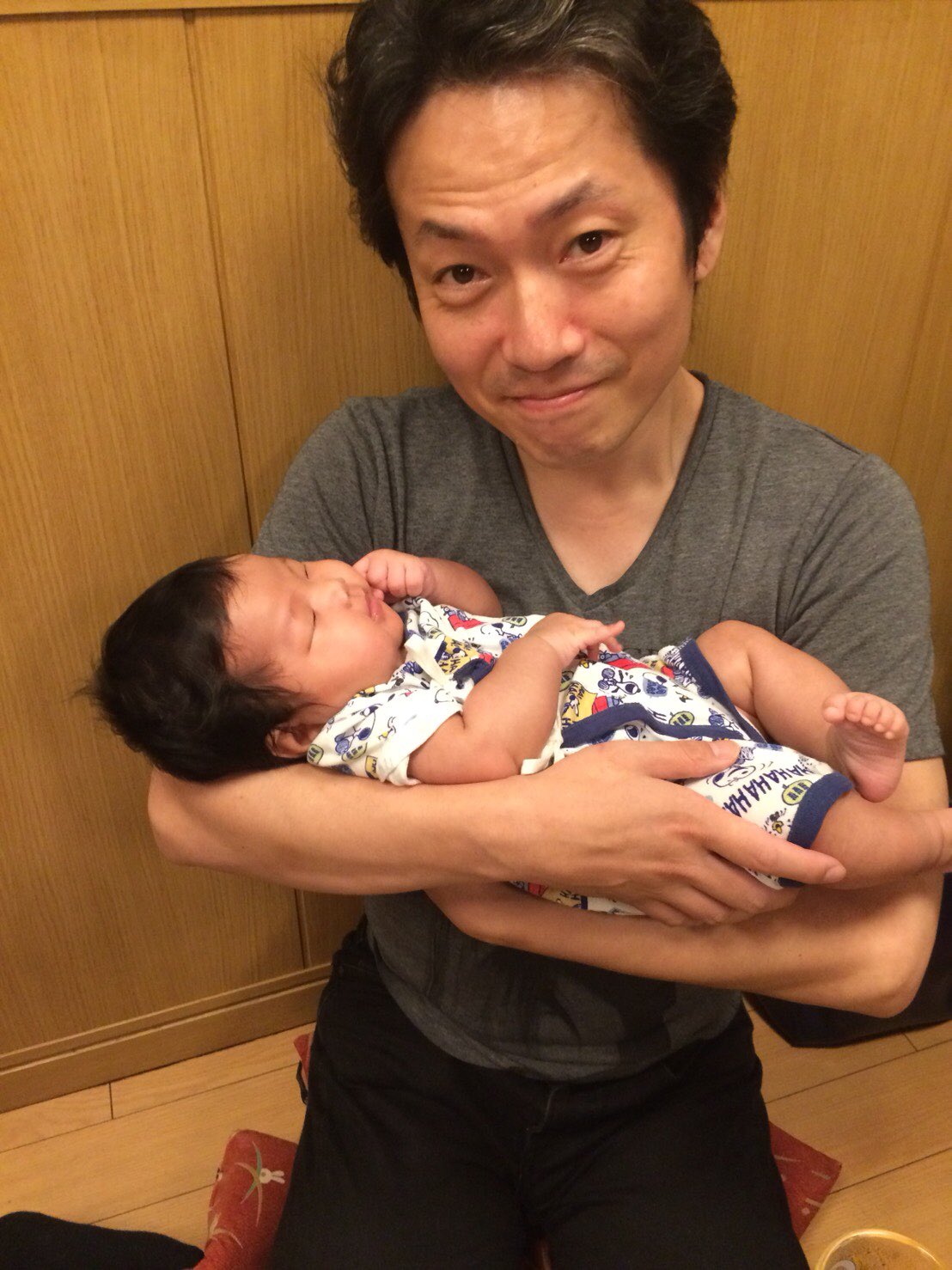 森本のぶ ウチの役者に子供出来ました 斉藤一平の子 T Co Emqvihwz5o 昔はガチンコファイトクラブでブイブイ言わしてましたけど 今は オフィスmorimotoでギリギリアウトな役者人生満喫中 O 生後二ヶ月の赤ちゃんキャスティングしたい方は