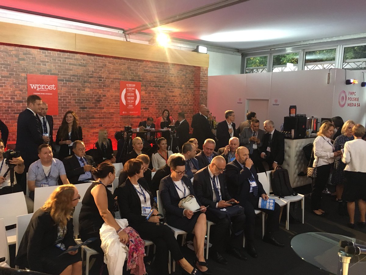 TygodnikWPROST's tweet photo. Rozpoczynamy debatę E-recepta w lounge #PMPG Sala już pełna -zapraszamy! #Economic_Forum #ForumEkonomiczne #Krynica2018 https://t.co/vlw4uDqAkc