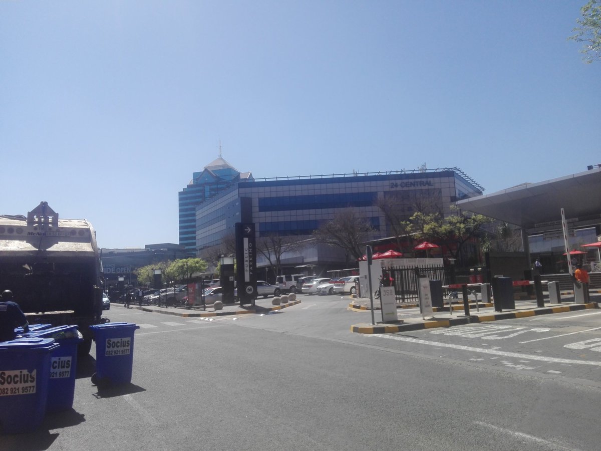 Momo_MSolutions's tweet photo. #StrollTime, came across some Top40 companies in Sandton(there's tons of them), imagine taking a tour to see all the companies you hold shares in or on a school excursion as we hope that financial literacy will become a subject in school. What a feeling! @CharlesHSavage https://t.co/jVKxtvmXF6