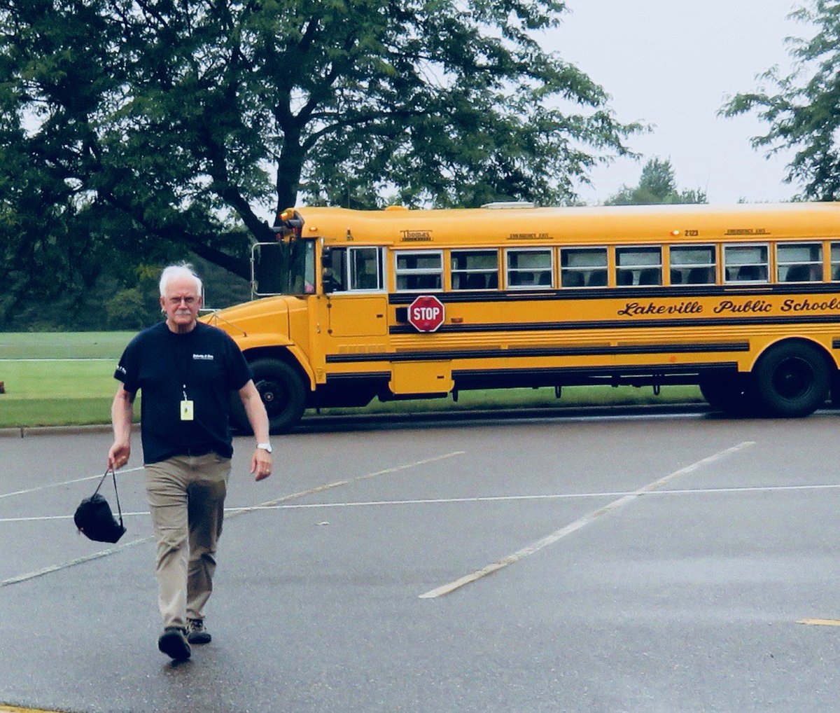 KenwoodTrailMS's tweet photo. We love our KTMS bus drivers! First day -- and every day -- they look out for our kids! #FirstDay194 #BeKenwoodBeExcellent! https://t.co/kuJXVet1Xv