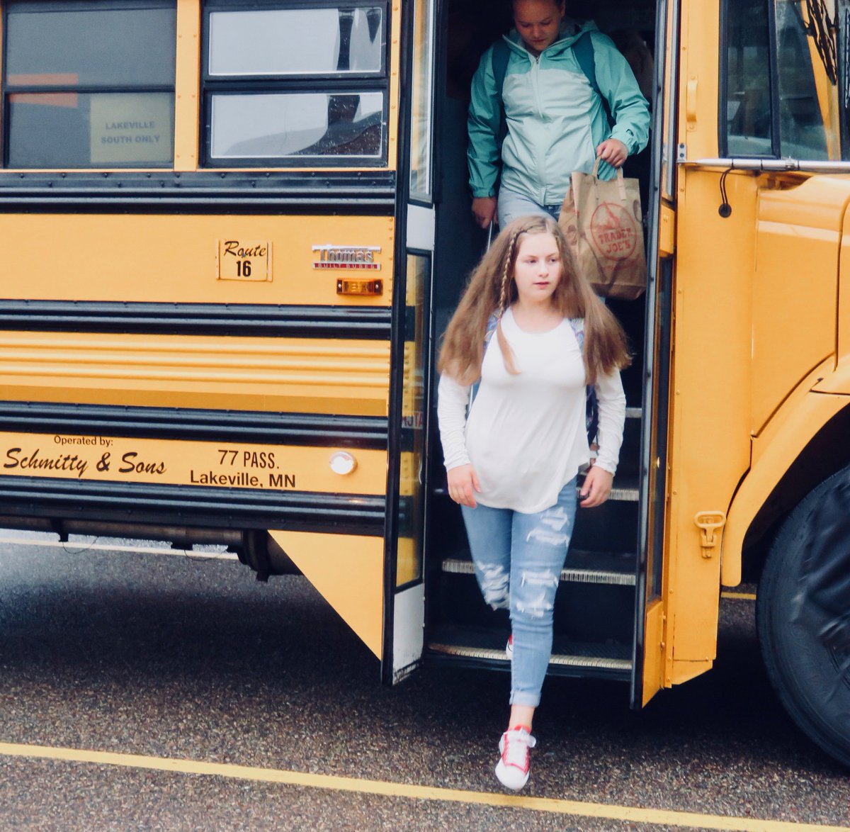 KenwoodTrailMS's tweet photo. Kenwood Kids are back, and it's going to be a great year! #FirstDay194 #BeKenwoodBeExcellent! https://t.co/Vda3N2uy8Y