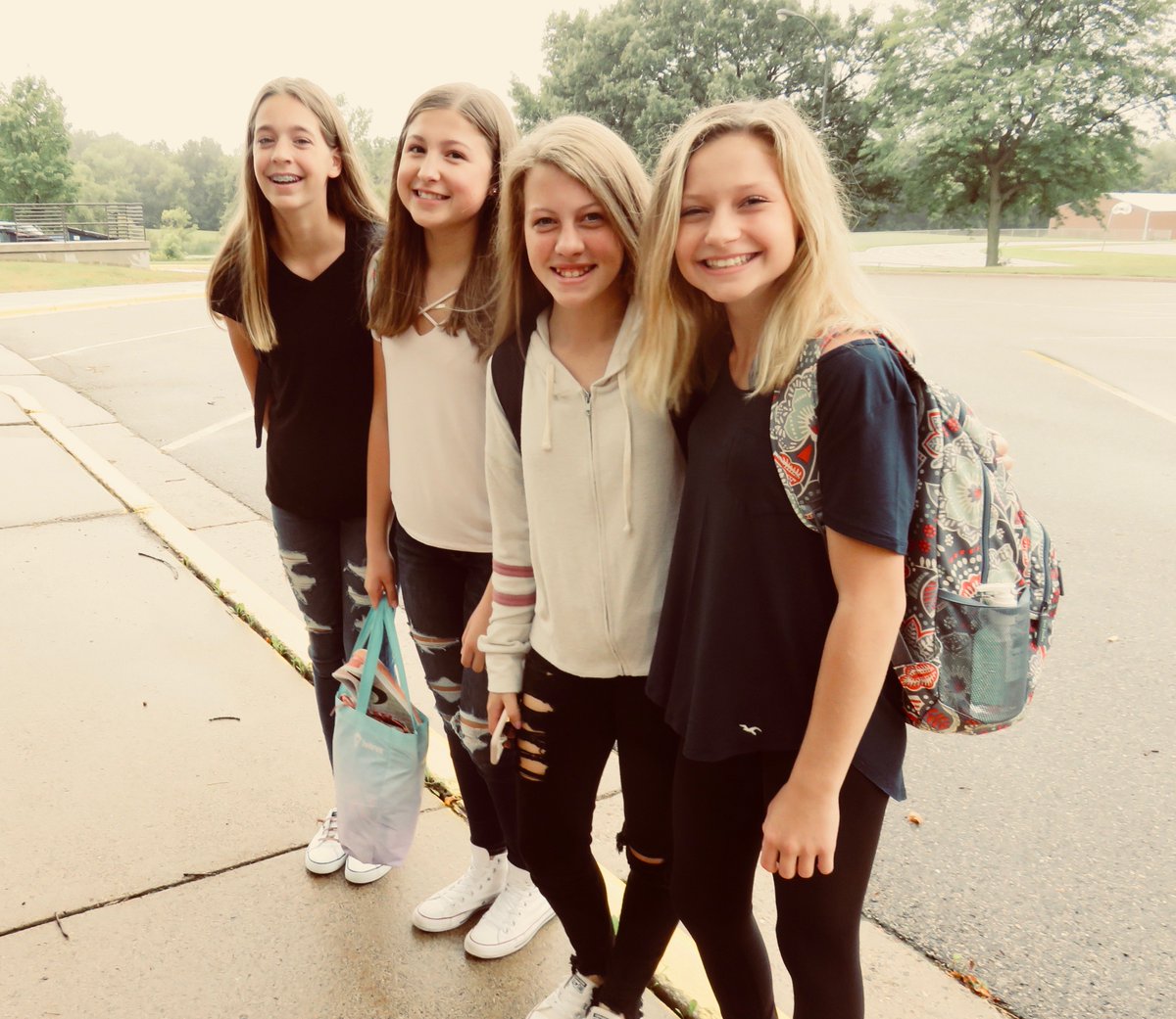 KenwoodTrailMS's tweet photo. Kenwood Kids are back, and it's going to be a great year! #FirstDay194 #BeKenwoodBeExcellent! https://t.co/A3ANFGVB8B