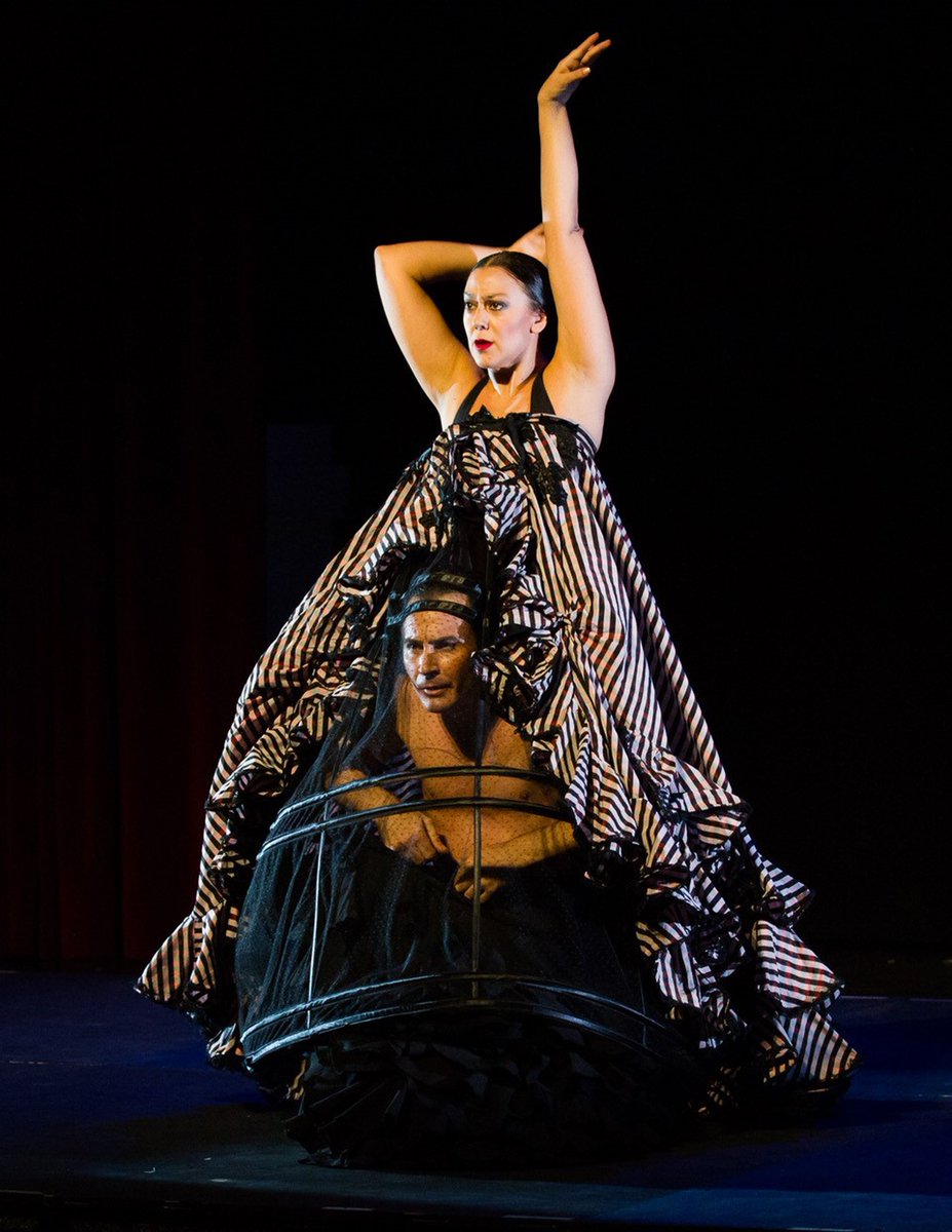 La_Fundicion's tweet photo. #LaBienalEnciendeSevilla y sus destellos llegan hasta el escenario de @La_Fundicion de la mano de #sevillamotorflamenco como una de las novedades de este inicio de temporada! https://t.co/lZJcZdx3Iz @laBienal @escenarios_sev #culturasev https://t.co/aBoqGRAigt