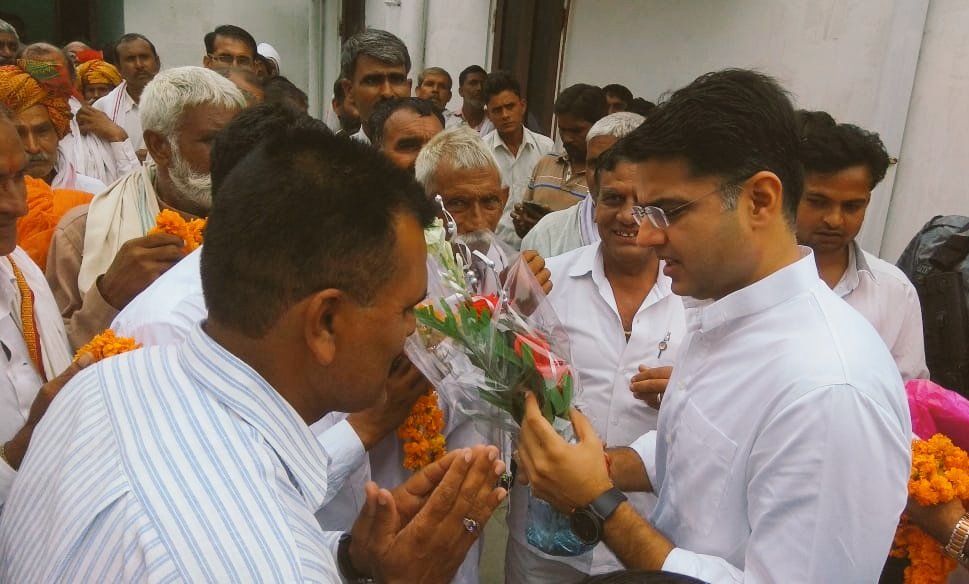 RPCC_ITcell's tweet photo. प्रदेश कांग्रेस अध्यक्ष श्री @SachinPilot जी ने विभिन्न जिलो से आए नेता एवं कार्यकर्ताओं से जयपुर स्थित आवास पर मुलाकात की। https://t.co/eA3NzeWizl
