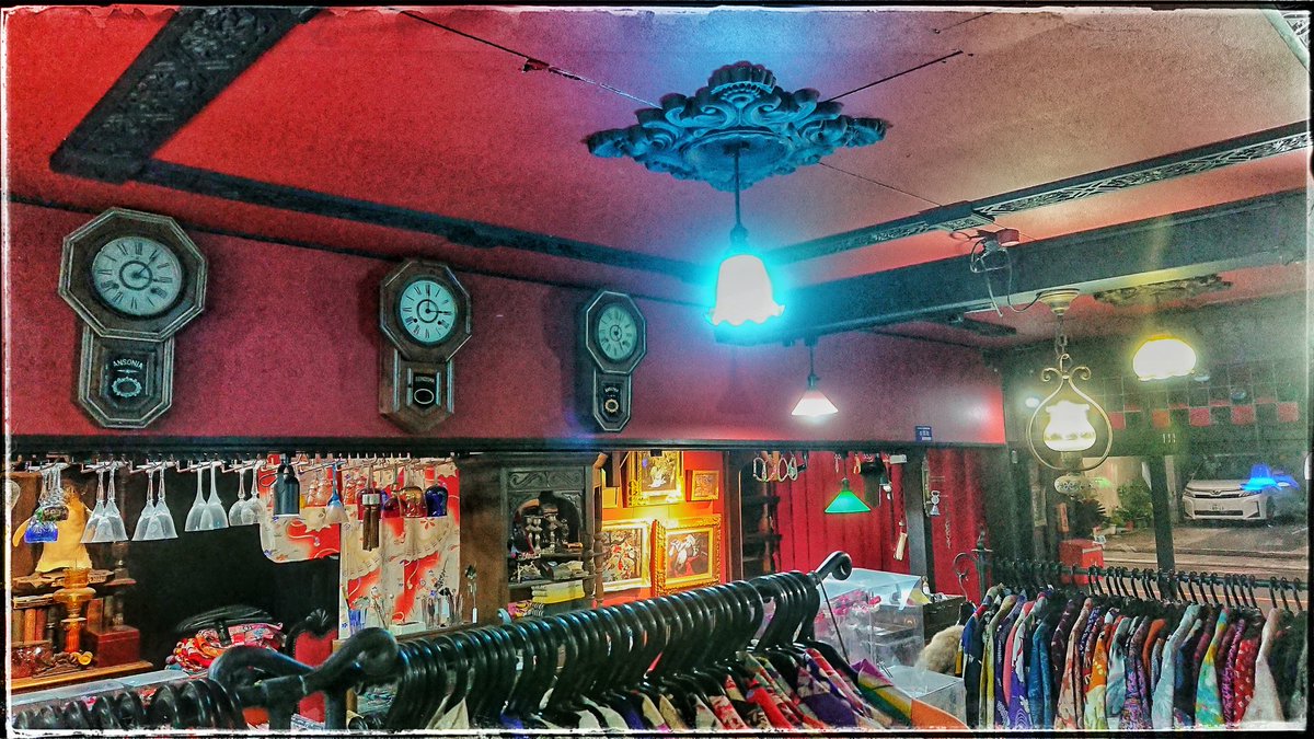 戻橋 Modoribashi Twitterren 本日は台風で看板は壊れましたが 一階をdiy改装しておりましたので 内装が新しく生まれ変わりました 戻橋 赤黒 大正ロマン 遊郭 遊廓 驚異の部屋 ステンドグラス 和洋折衷 洋館 アンティーク着物 Diy Diy 日曜大工