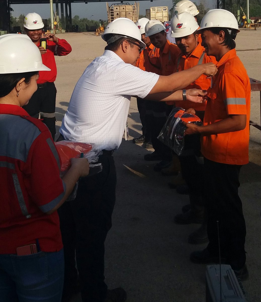 multi37's tweet photo. Pendekatan personal kepda driver oleh pihak management seperti yang dilakukan oleh Bapak Arlin Simatupang selaku transport Manager #PTRAPP, memberikan penghargaan kepada driver yang tidak accident dalam berkerja. #sahabatrapp #lifeatAPRIL #driverofthemonth #GoodforCommunity https://t.co/rdtsBOT6D7