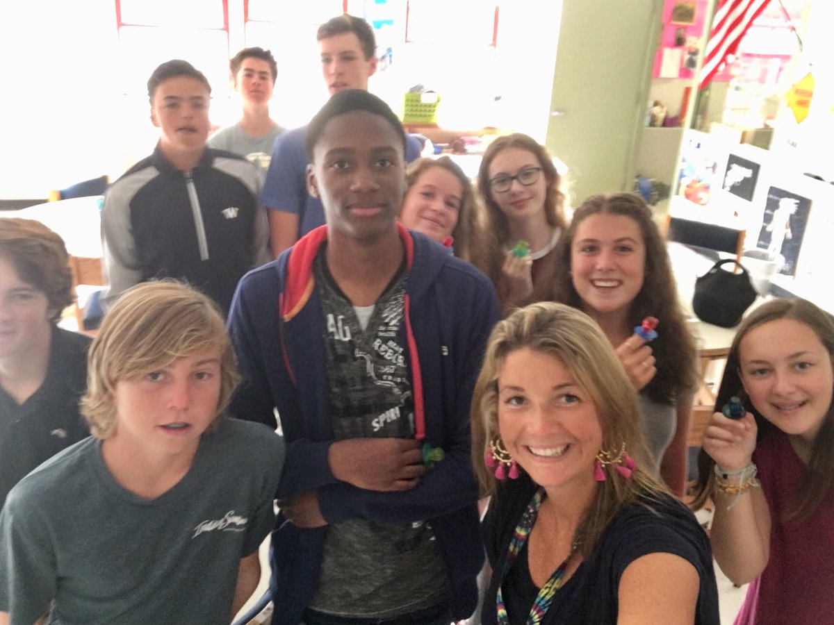 reinemoreads's tweet photo. #firstday #102point0 #sophomores https://t.co/Eve0vM9kRb