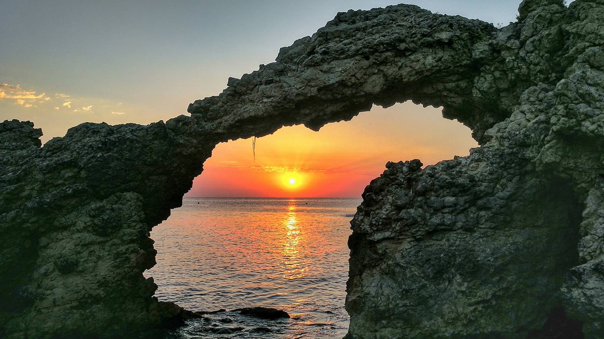 visitcatalonia's tweet photo. A glorious sunset from the Arch of Portitxol, an unusual rock formation in l'Escala on the #CostaBrava. Enjoy this magnificent view ;)

ℹ https://t.co/qUYEwsExiD 
🚗: 1 hour 40 minutes from #Barcelona
📸 Kim Arredondo https://t.co/AF2SdWwHGR