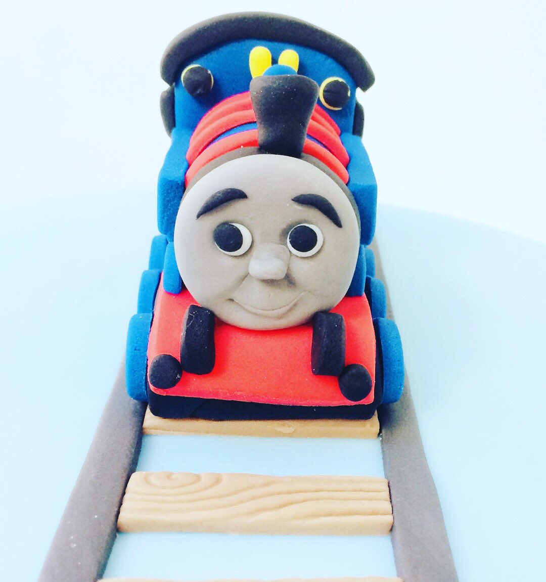 LocalCakeMaker's tweet image. Thomas the Tank for Flynn! 
#thomasthetankengine #cakes #thomasthetankcake #cakesdecoratingclasses #boyscakes #kidscakes