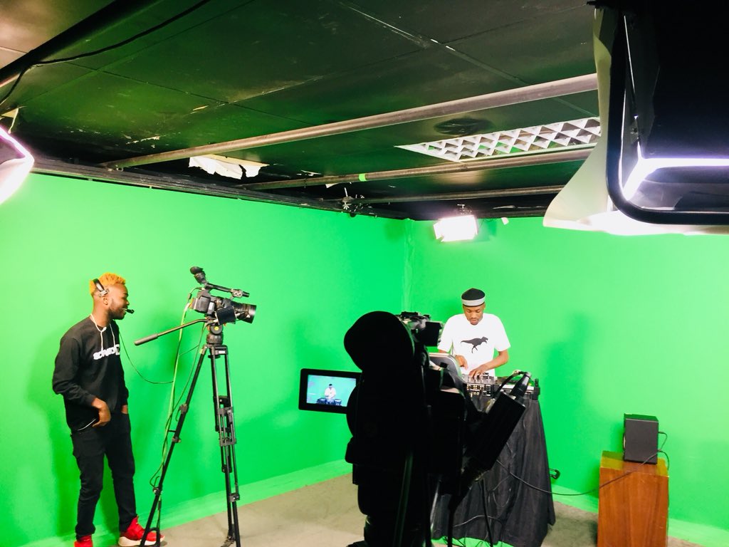 TheOfficialRhee's tweet photo. #RushHourMixWithRhee 🎥for Friday at 14:45 on @SowetoTVchannel https://t.co/W4CTQCf4UH