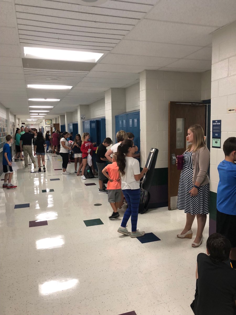 gkiltz's tweet photo. Getting settled in 6th grade wing at GMS #GDaleFirstDay ⁦@GreendaleLearns⁩ https://t.co/eM9JndyHqZ