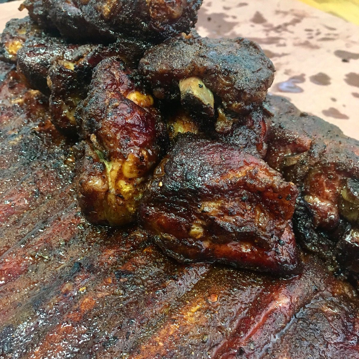BigBabyQSTL's tweet photo. ...when @clarksvilles_chef of @overlookfarmmo stops by with the samples of #redwattle and #duroc mixed bred pork, you have to feed the staff #spareribs #babybacks #ribtips https://t.co/hSeTU8M3tc
