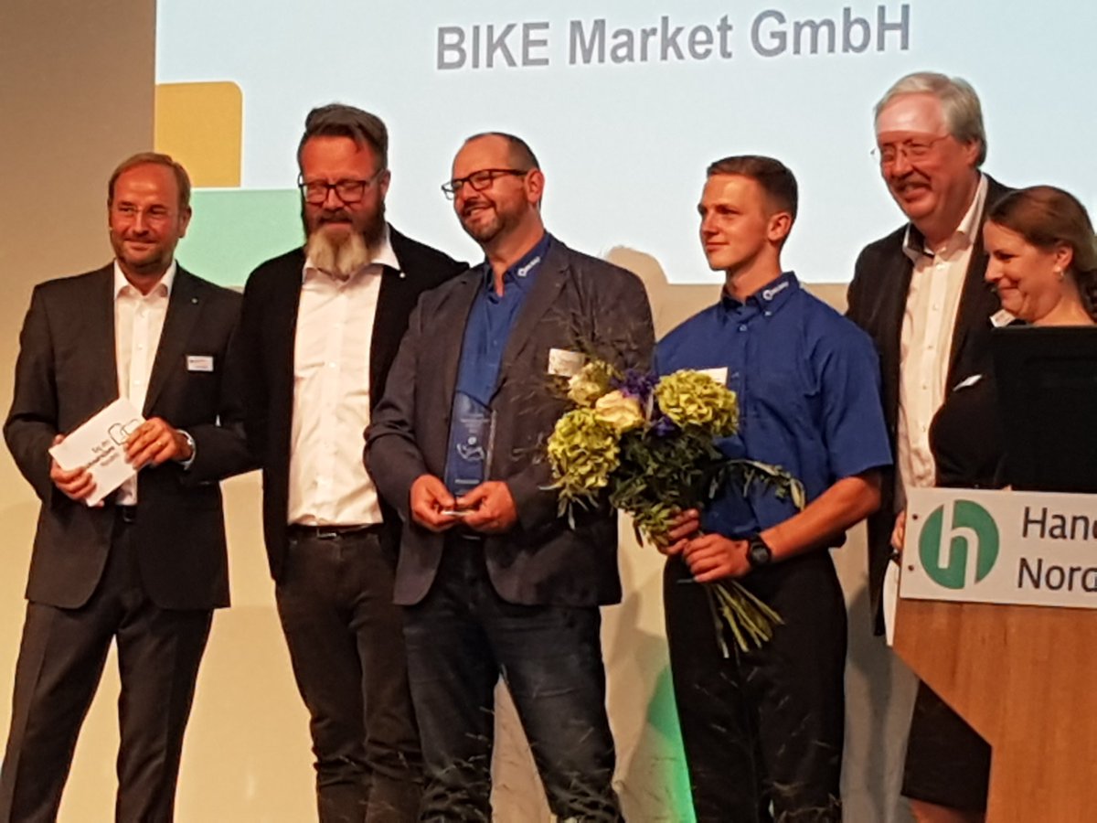 hvnord's tweet photo. Herzlichen Glückwunsch an den diesjährigen Preisträger des Norddeutschen Handelspreises, Bike Market aus Rostock. @BIKEMarketTeam  #TNH2018 https://t.co/HQykrF6TrG