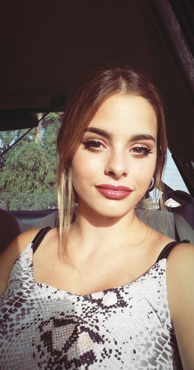 InfiveOficial's tweet photo. Cuando te da el sol en la cara y te crees que estás en un estudio de fotografía metida jajajajajjajaa https://t.co/g33geDtsPS