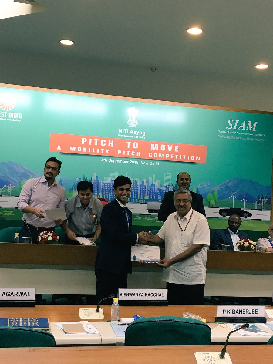 siamindia's tweet photo. Mr @yadujaipur, Special Secretary, @NITIAayog, presenting the certificate of participation to all the entrepreneurs who pitched their ideas at #PitchToMOVE. #BTNR https://t.co/69QDlw2gVh