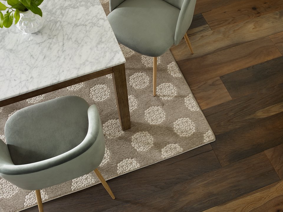 Cella_Design15's tweet photo. Fall in love with your #hardwood #floors &amp; let them be the #focalpoint they were designed to be! A high variation in a #wideplank adds depth &amp; interest like no other.
#interiordesign #style #highvariation #interesting #interest #woodflooring #shoplocal #shoplocalknox #rich https://t.co/s4fwe0zcWK