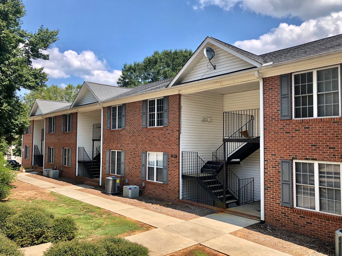 ucclemson's tweet photo. ❗️📍 Prime Location 📍❗️
📍818 College Ave 
🛏 4 Bd  🛁 4 Ba
🚴‍♂️< 2 miles to Clemson University! 
🚫NO SECURITY DEPOSIT🚫
🐯🏈Game Day Rentals Available
☎️ 864.343.8364
💻https://t.co/AUBXUoJ164 https://t.co/HsHCqmvORa