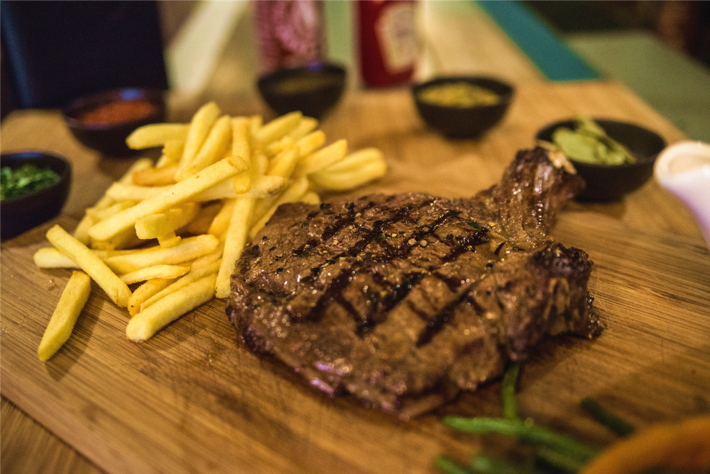 meathouselondon's tweet photo. Our famous Red Herefordshire Tomahawk Steak, is known for its gorgeous marbling, which makes it more flavourful and juicy.🍖😘💯 https://t.co/2FgnZMr87b