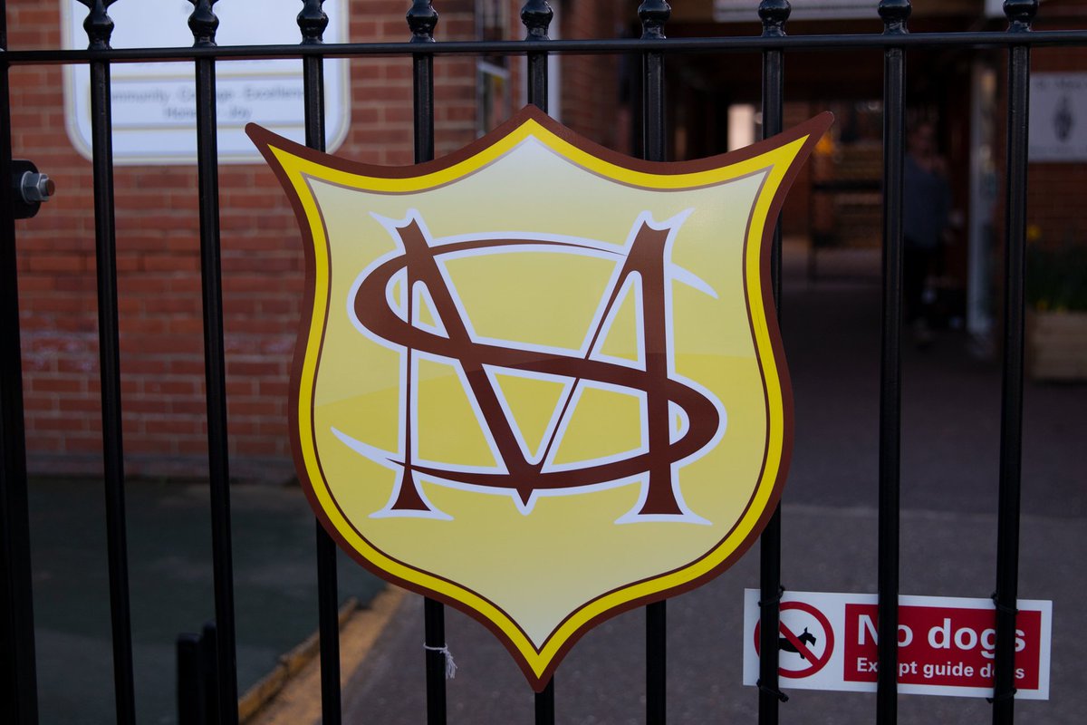ShotbyU's tweet photo. Shields on the school gates always look impressive! A grand statement of identity for any School! 

#Schoollogo #SchoolMarketing https://t.co/muZoHnaMJS